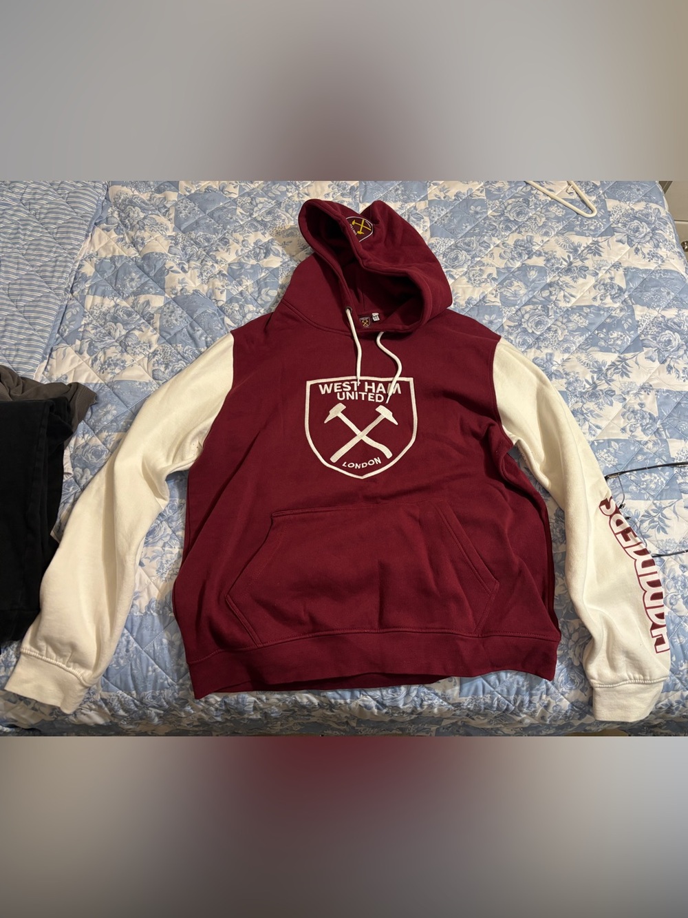 West Ham United Men’s XL Cream and Maroon Hoodie with Crest Hammers